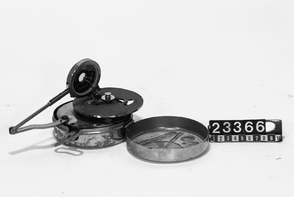Fickgrammofon, helt i metall, hopfällbar, patenterat system. Text på locket: "Pocket Phonograph Mikiphone System VadÃ¡sz Patented in all countries". "Ljudförstärkare" ( hopvikbar tratt) saknas dock.