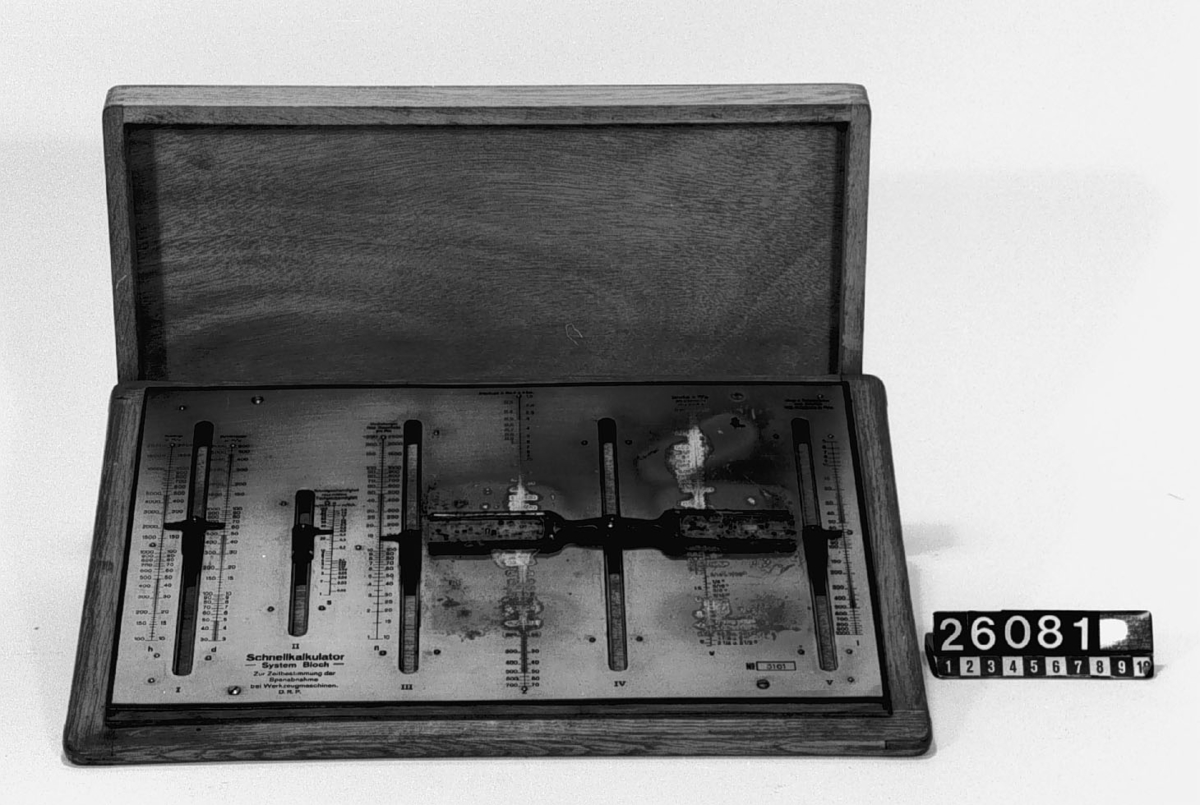 Snabbkalkylator, system Bloch, för bestämning av tiden för spånavskiljning vid verktygsmaskiner, i låda av trä.