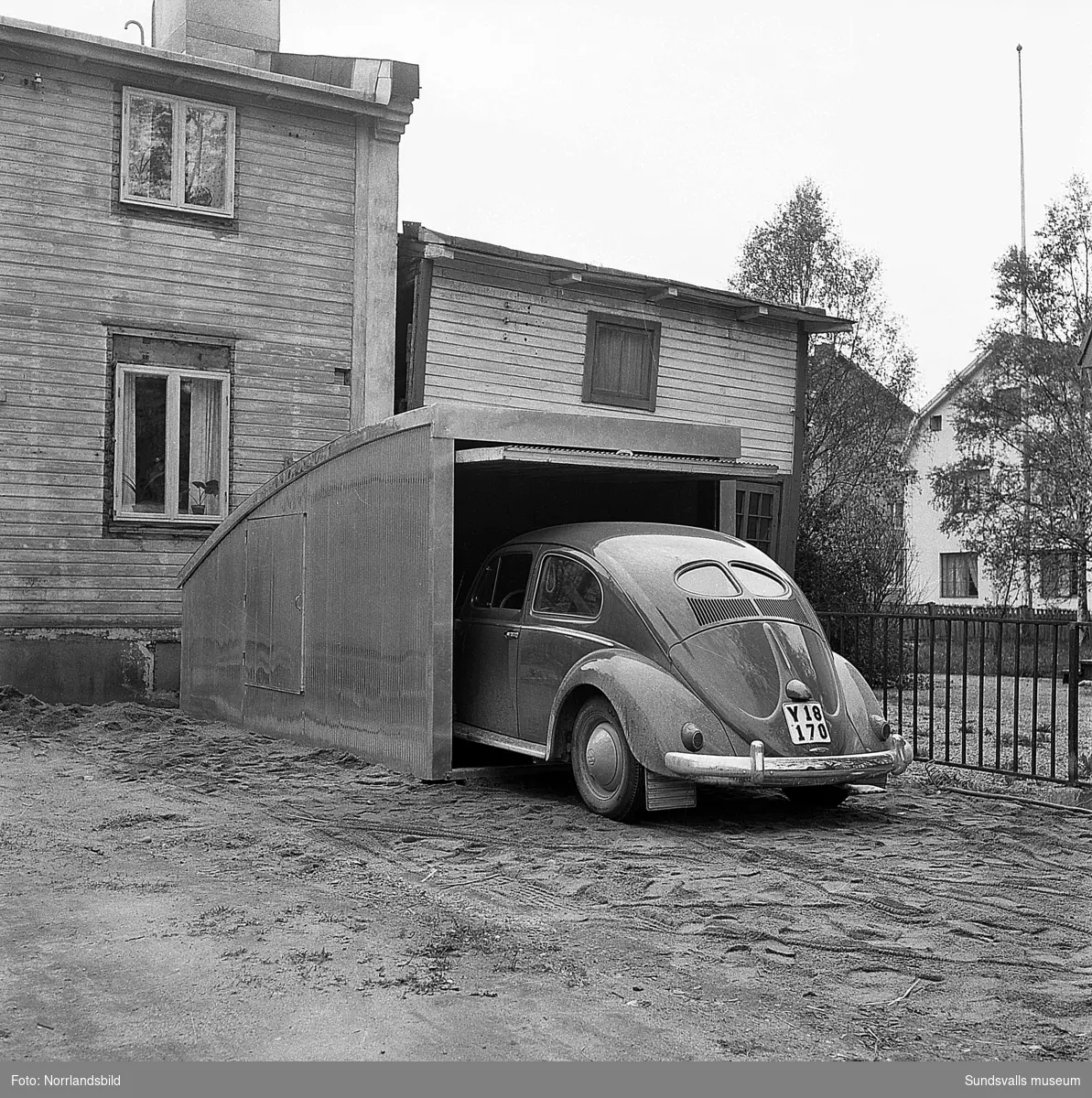 Montering av ett litet plåtgarage, precis lagom stort för en folkvagnsbubbla, hemma hos direktör Fridolf Brunnzell (Lindgrens järn) vid Grönborgsgatan-Västra Allén.