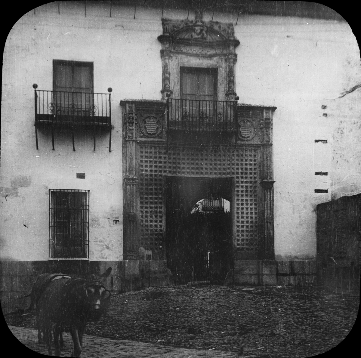 Skioptikonbild med motiv från Córdoba, konservatoriebyggnaden på Calle Ángel de Saavedra.
Bilden har förvarats i kartong märkt: Granada 1910. Granada 9. N:8.