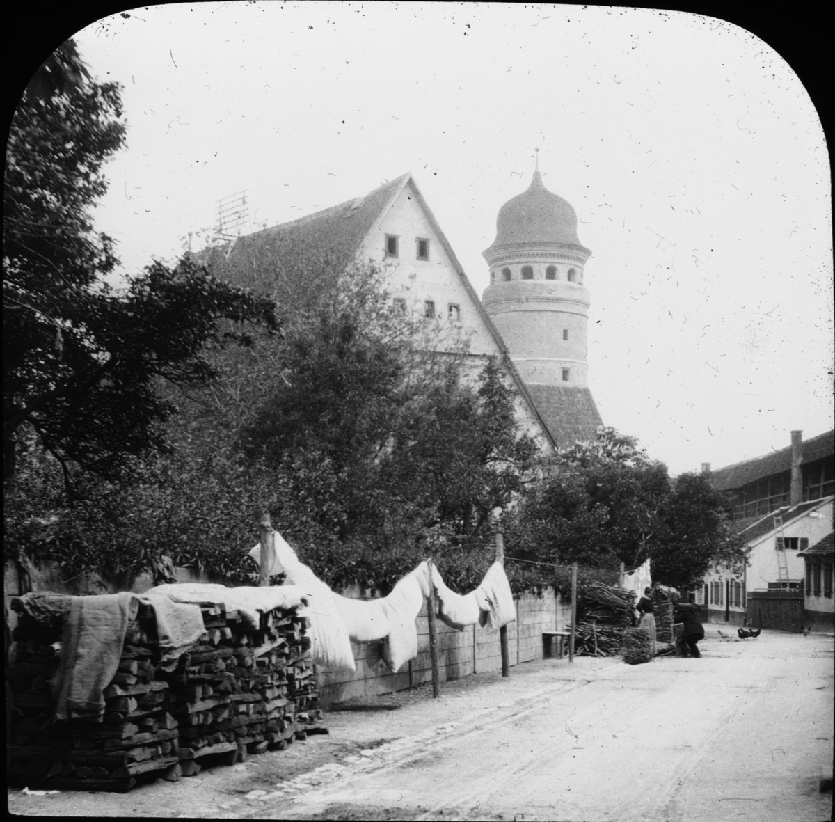 Skioptikonbild med motiv från Nördlingen.
Bilden har förvarats i kartong märkt: Resan 1911 Schwäbische Hall. Schloss Kronburg. XX.. Text på bild: "Nördlingen".