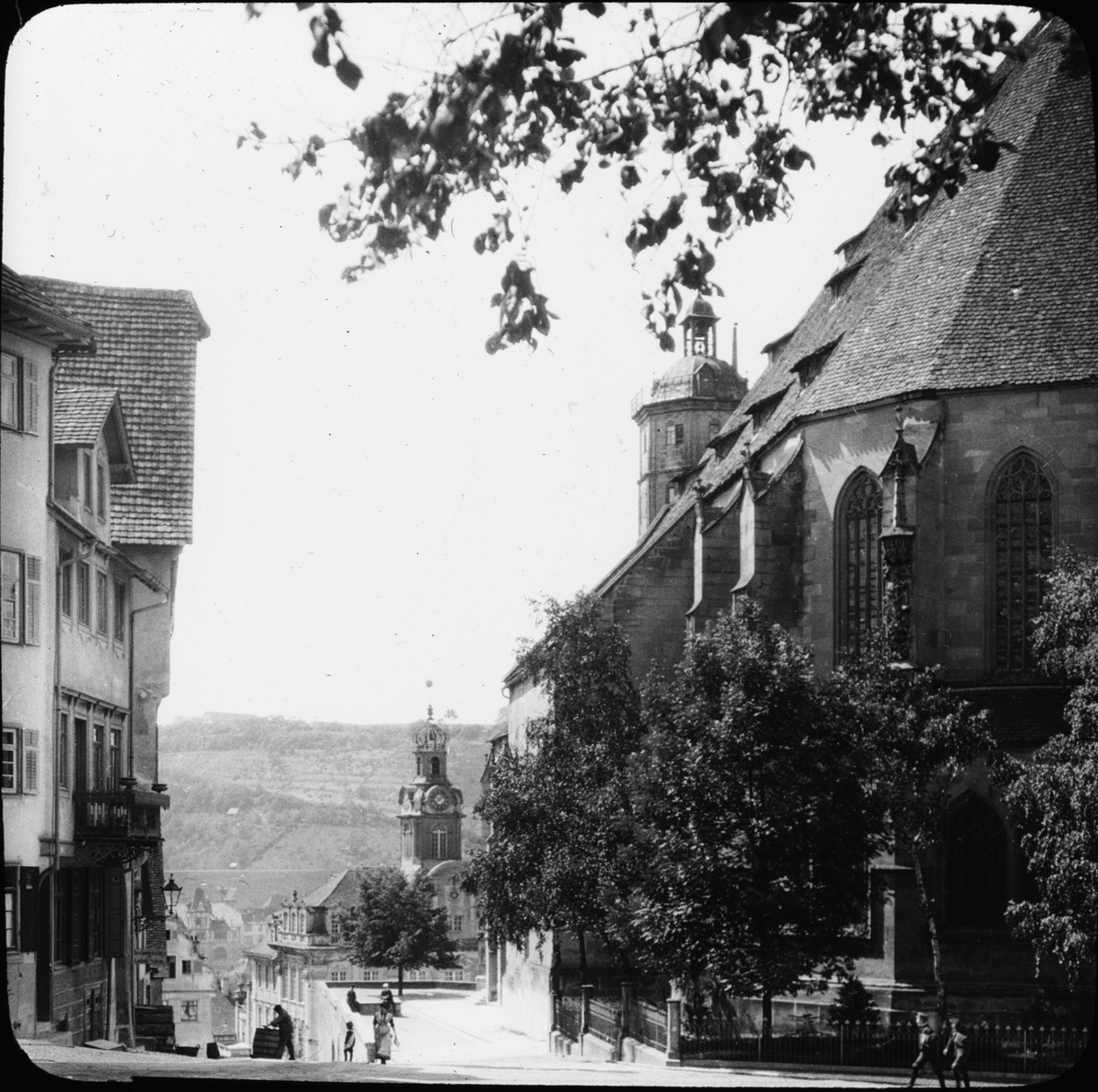Skioptikonbild med motiv från gata vid Klirche St. Michael, Schwäbische Hall.

Bilden har förvarats i kartong märkt: Resan 1911. Schwäbisch Hall 9. XVI.