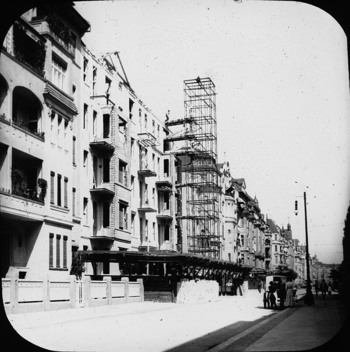 Skioptikonbild med motiv från från Berchtesgadener Strasse i stadsdelen Schöneberg, Berlin.
Bilden har förvarats i kartong märkt: Vårresan 1910. Berlin. II Text på bild: "Schöneberg".