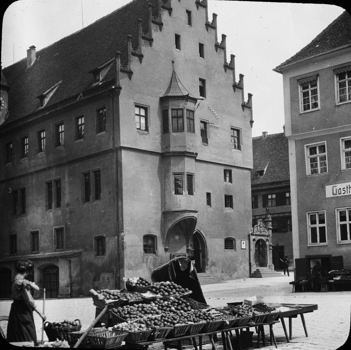 Skioptikonbild med motiv av frukstånd på Marktplatz i Nörlingen.
Bilden har förvarats i kartong märkt: Vårresan 1911. Nördlingen IX.