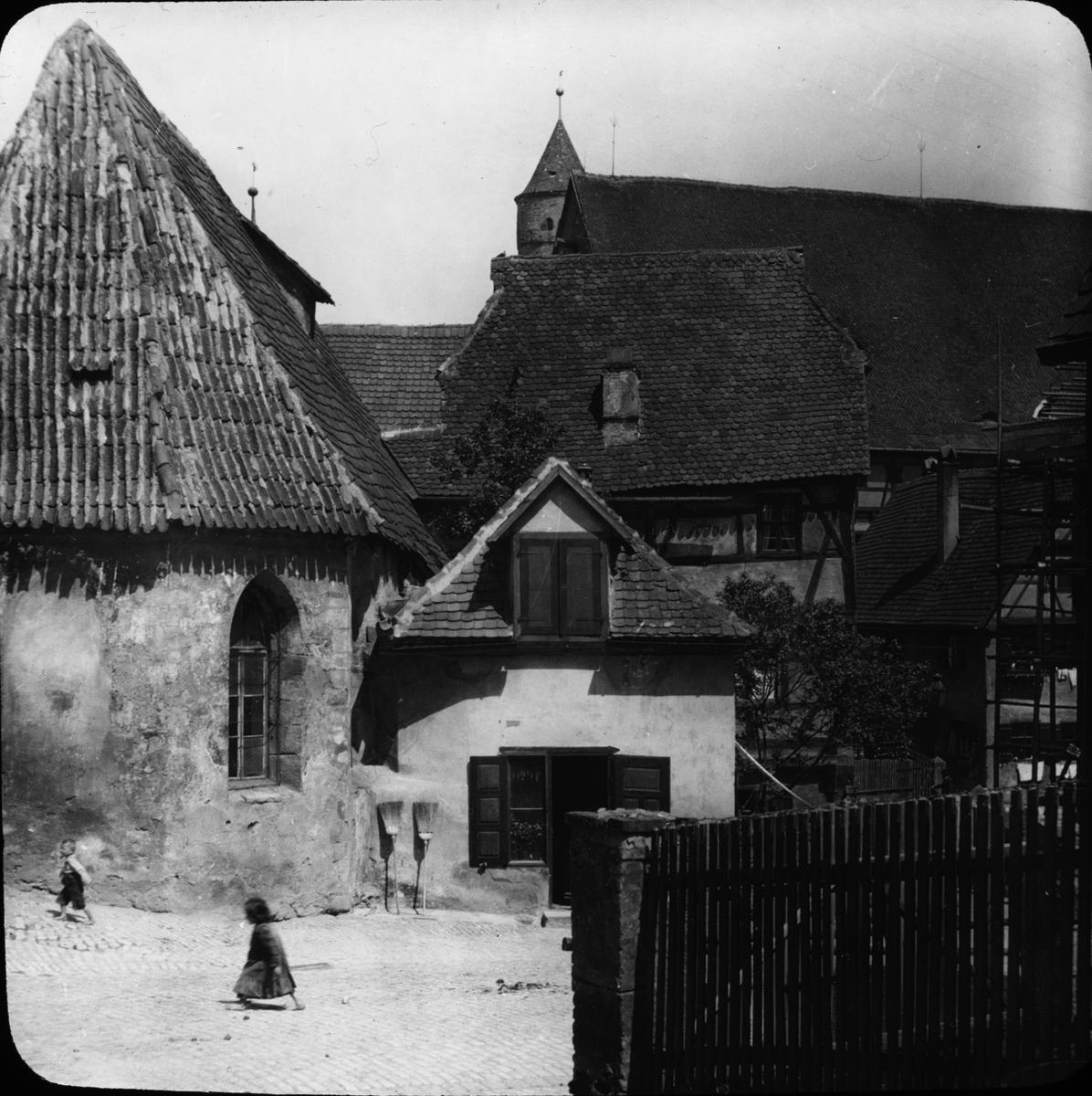 Skioptikonbild med motiv av Drei Königs Kapelle i Dinkelsbühl.
Bilden har förvarats i kartong märkt: Resan 1911. Dinkelsbühl 10.V. Text på bild: "Drei Könige kapelle".