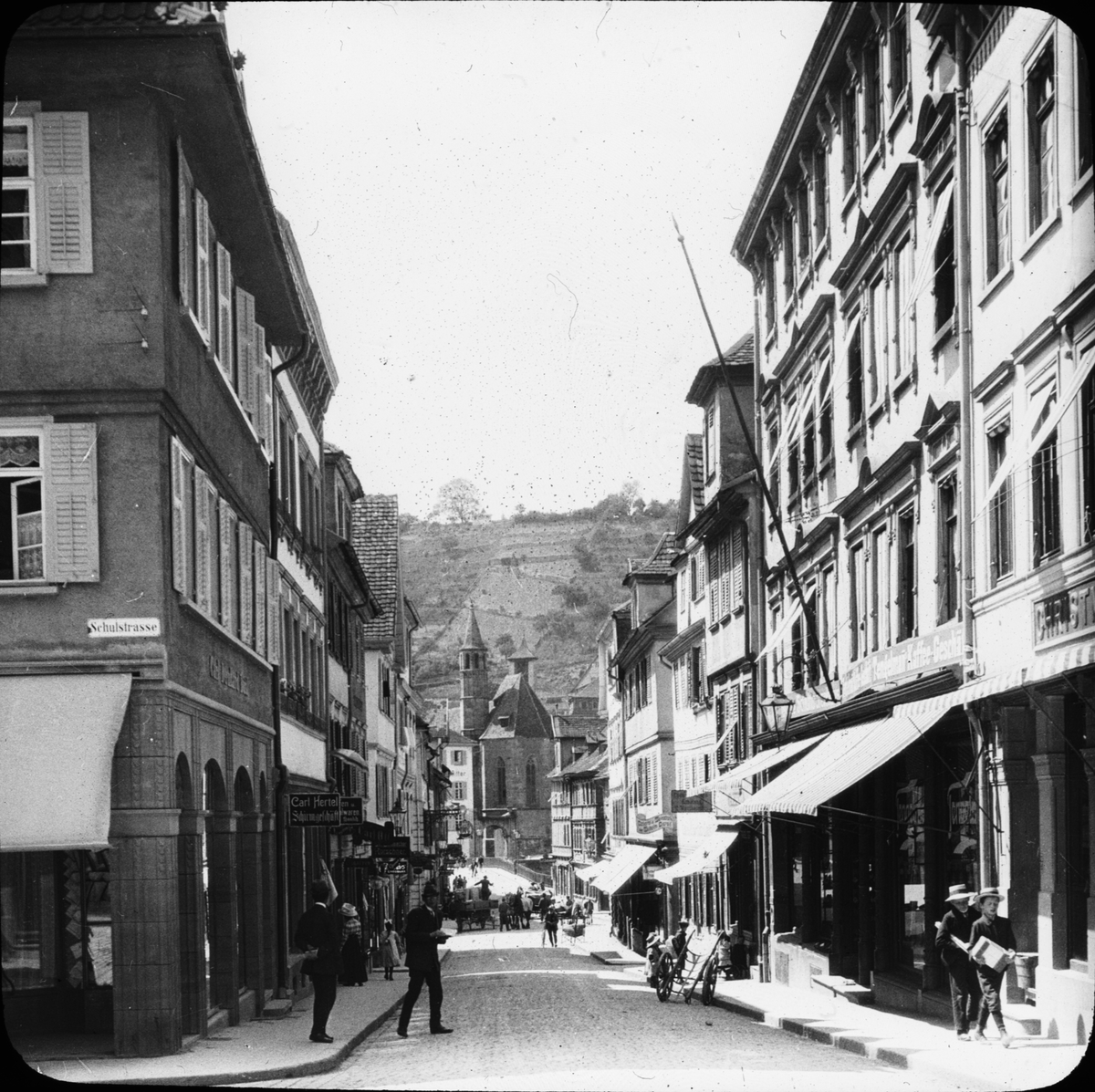 Skioptikonbild med motiv från gatan Neue Strasse, Schwäbisch Hall.
Bilden har förvarats i kartong märkt: Resan Schwäbisch  Hall 9. XIV. Text på bild: "Neue Strasse".