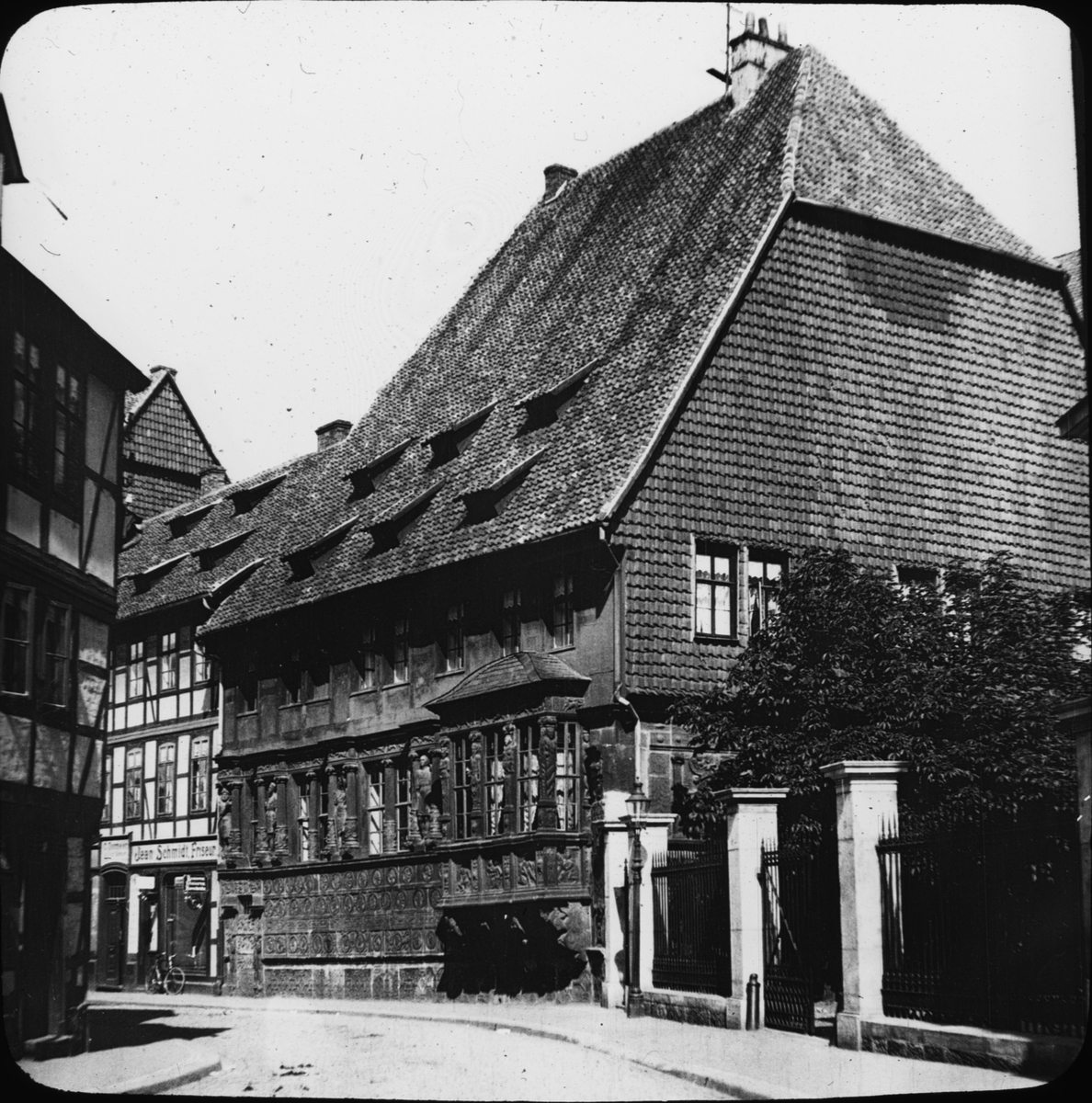 Skioptikonbild med motiv av det Kejserliga huset, Kaiserhaus i Hildesheim.
Bilden har förvarats i kartong märkt: Vårresan 1909. Hildesheim 9. V. Text på bild: "Das Kaiserhaus 1586-81".