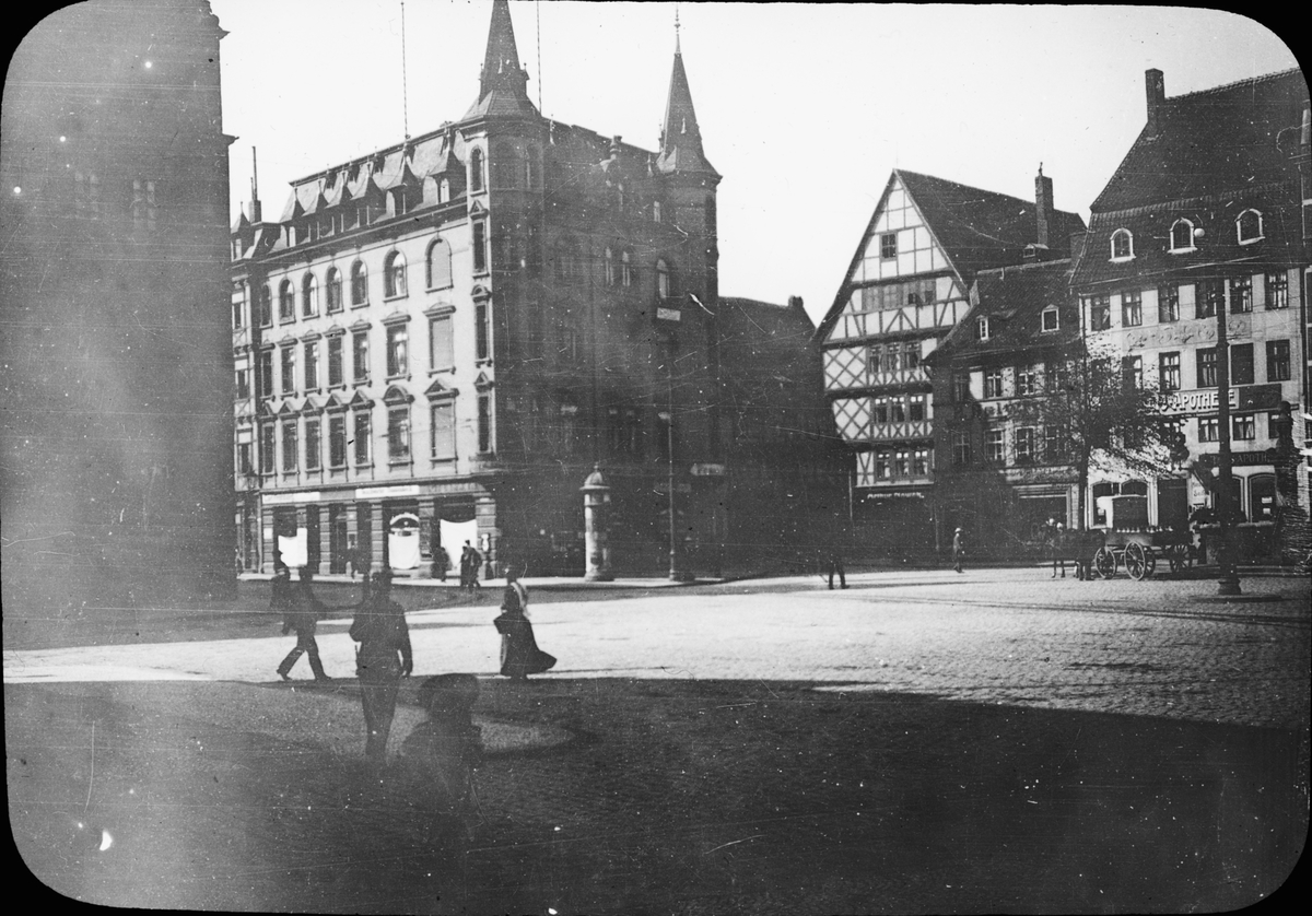 Skioptikonbild med motiv av torget Holzmarkt i Halberstadt.
Bilden har förvarats i kartong märkt: Vårresan 1909. Halberstadt 8. XIII. Text på bild: "Holzmarkt".