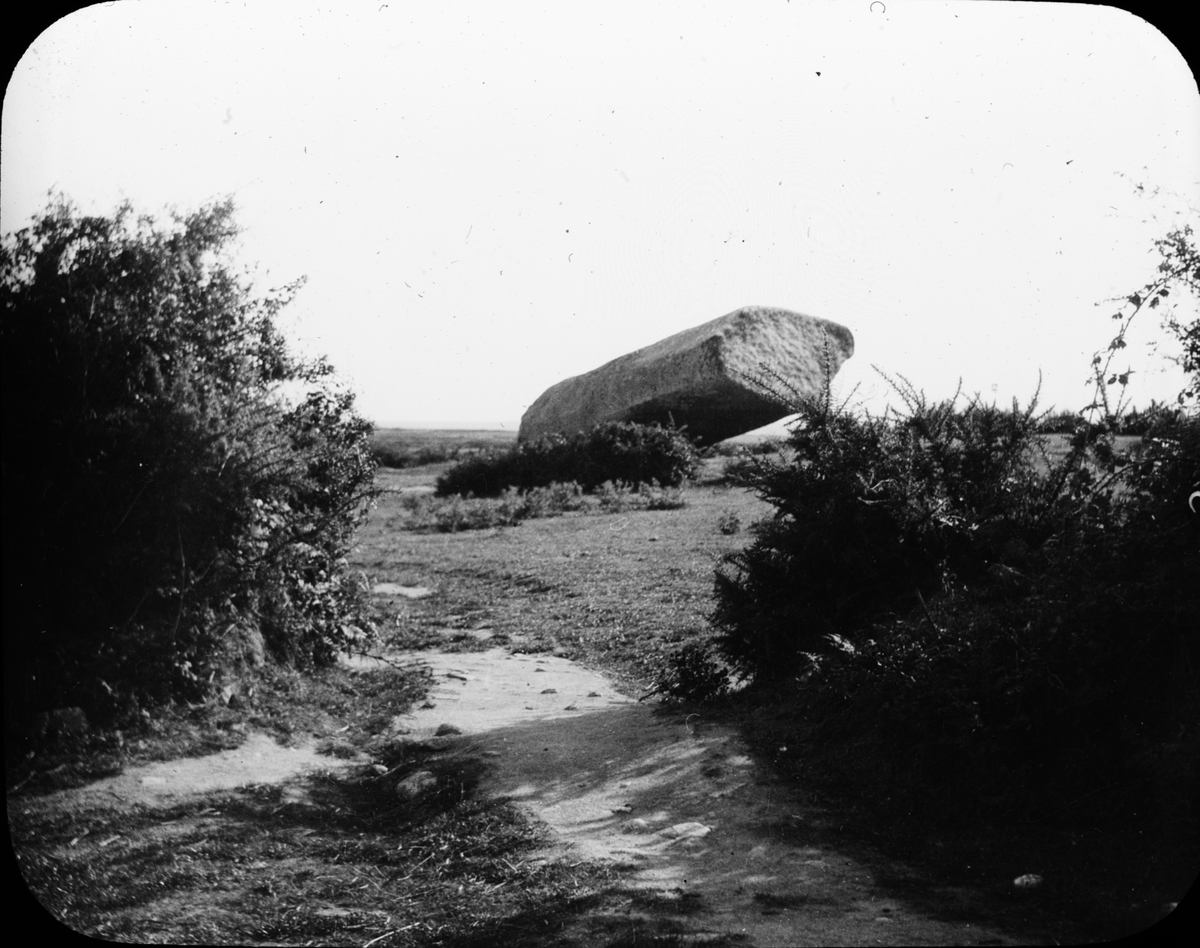 Skioptikonbild med motiv av Menhirer i Carnac.
Bilden har förvarats i kartong märkt: Resan 1908. Carnac 8.