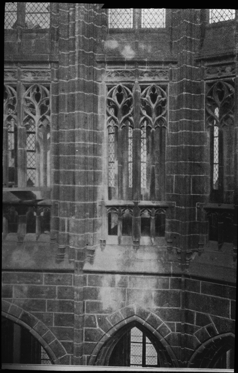 Skioptikonbild med motiv från katedralen i Mont Saint Miche.
Bilden har förvarats i kartong märkt: Resan 1908. St. Michel 8. XIII. Text på bild: "E'glise abbatiale (triforium)".