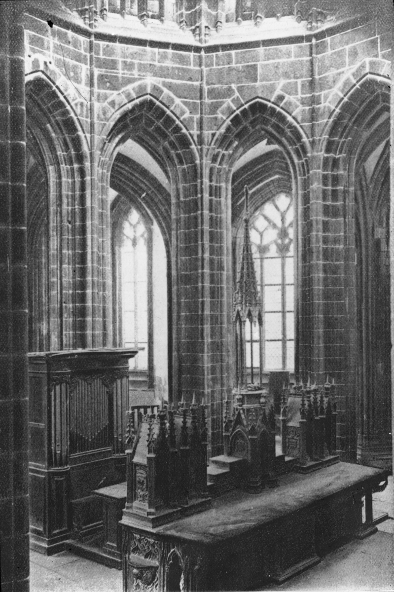 Skioptikonbild med motiv från katedralen i Mont-Saint-Michel.
Bilden har förvarats i kartong märkt: Resan 1908. St. Michel 8. XIII. Text på bild: "E'glise Abbatiale (Choeur)".