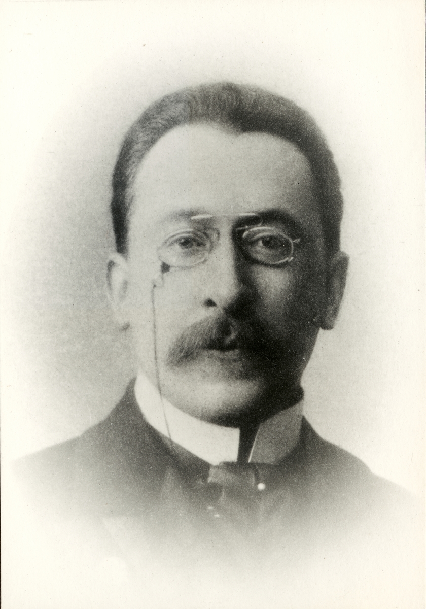 M.M. Beliamin. Bol. Br. Nobels styrelse 1905.
Bilden ingår i två stora fotoalbum efter direktör Karl Wilhelm Hagelin som arbetade länge vid Nobels oljeanläggningar i Baku.