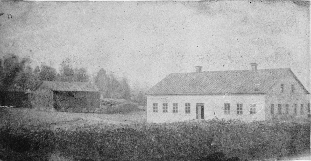 Foto av foto tillhörande Postmästare Helmer Lagergren, Falun (1942). Kontorsbyggnaden vid Klosters Krutbruk 1862.