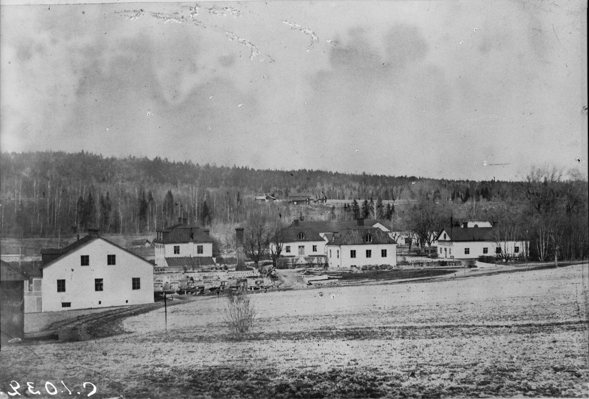 Foto av foto tillhörande Postmästare Helmer Lagergren, Falun (1942). Klosters Bruk efter branden i valsverket 1866.