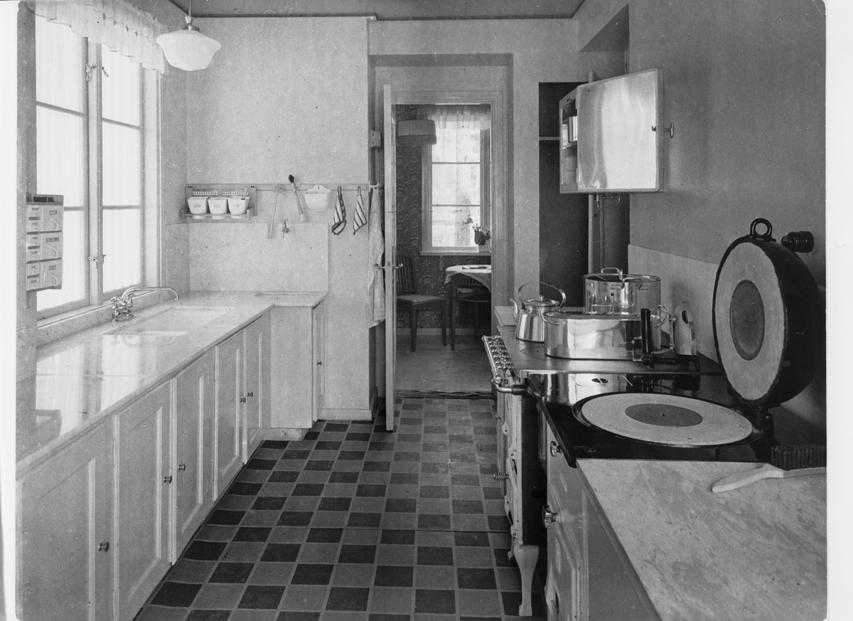 Bygge och Bo-utställningen i Äppelviken 1927. Interiörbild från ett kök.