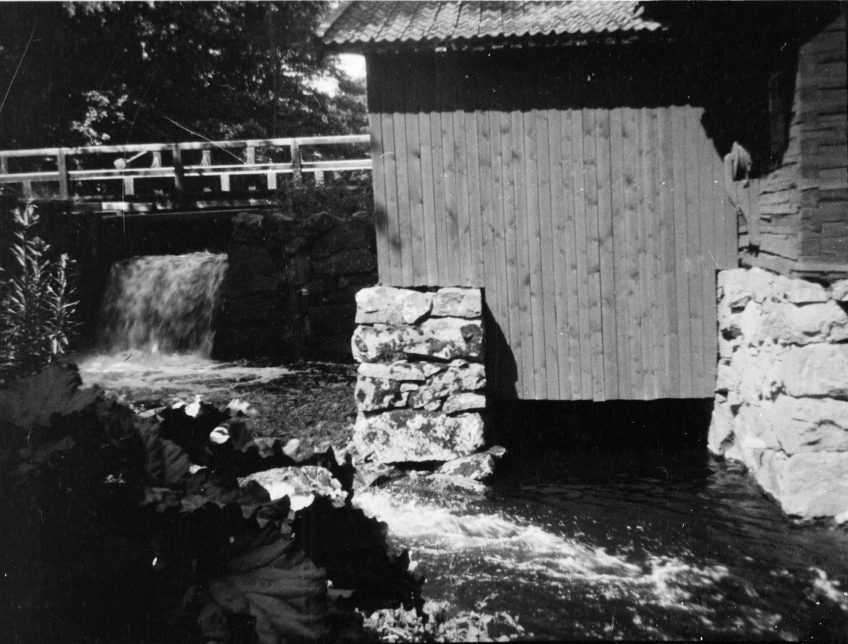 Bron med dammluckorna samt vattenhjulhuset till sliphuset.