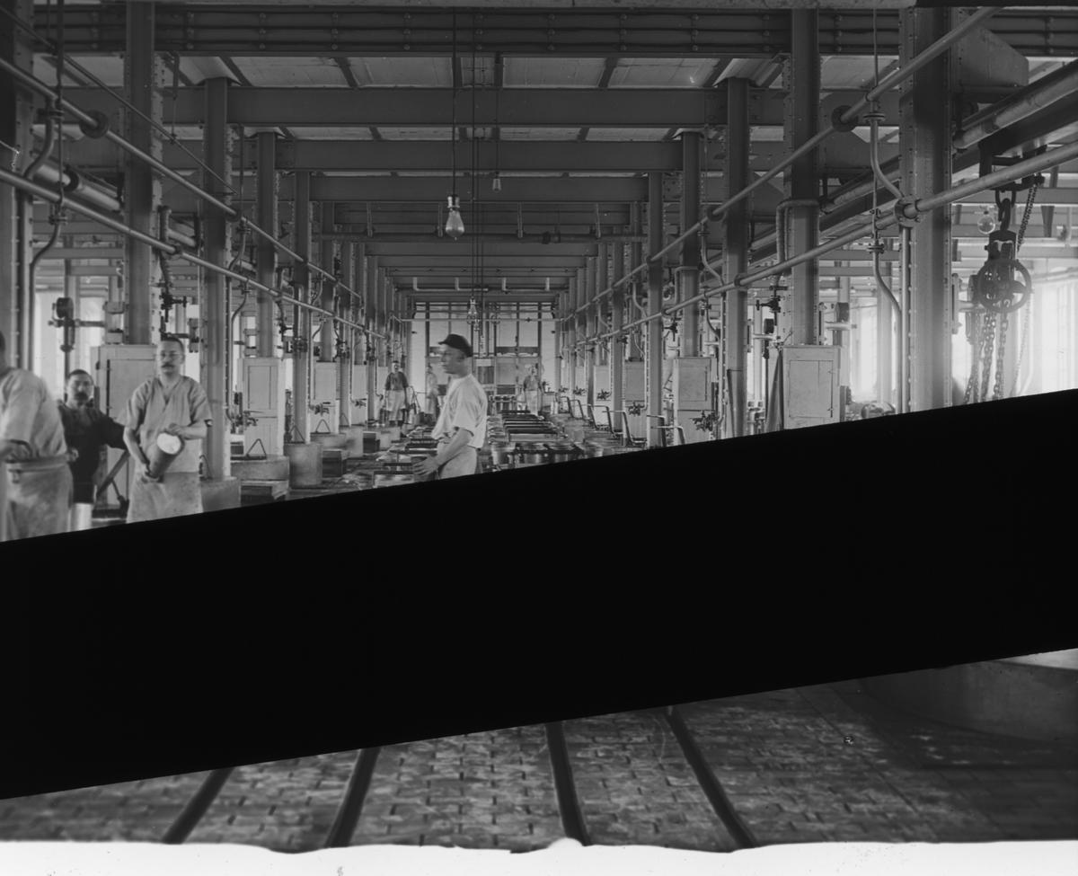 Skioptikonbild med motiv från yrkesinspektionens undersökningar på olika arbetsplatser. Okänd sockerfabrik. Beredning av sockerbeta.