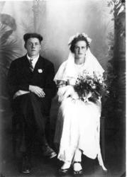 Brudeparet Gudbrand Åmodt (f. 1916) og Tea Åmodt (f. Vigstad