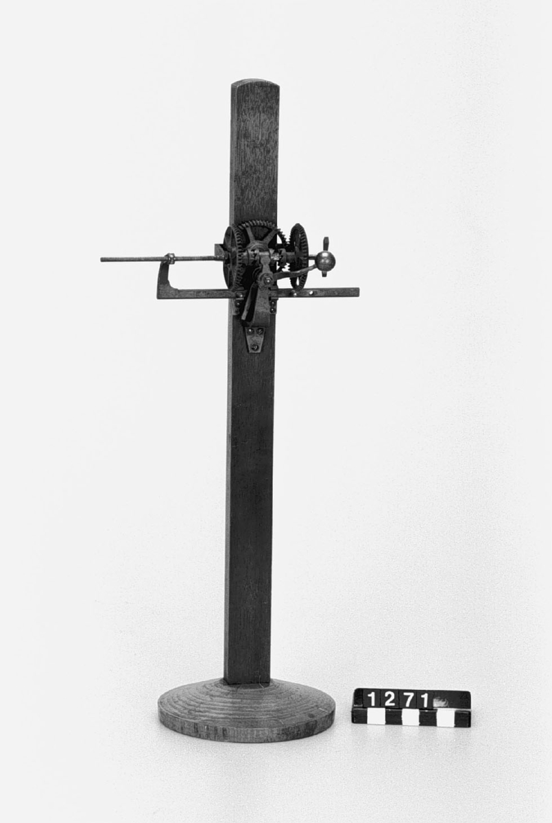 Modell visande maskinelement. Glidkoppling med kugghjul. Text på föremålet:"Hedström 25/5 1833" på undersidan.