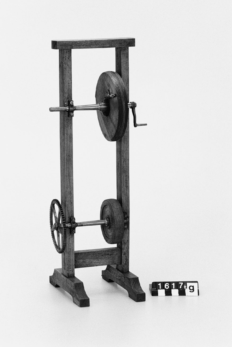 Modell av remskiva med frikoppling. Text på föremålet: J.E. Söderlund. Vår-terminen 1845. Skivan är sprucken.