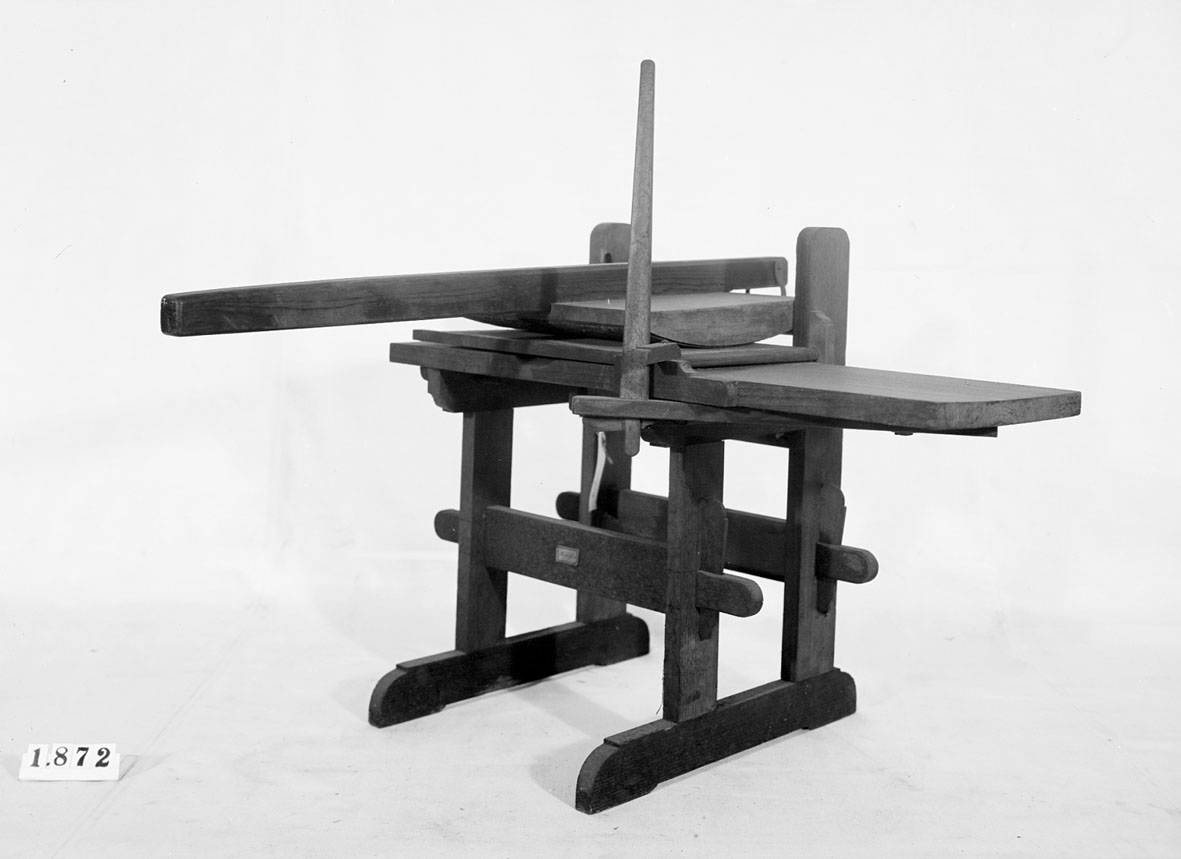 Modell av press för linjering av papper. Text på föremålet: "N:o 180. F-a-g-2 XIII. 25" (texten delvis försvunnen).