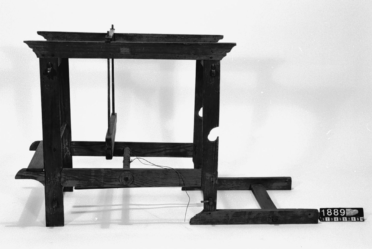 Modell av kinesisk vävstol. Text på föremålet: "Enkel mek. vävstol (av Nyström). XVII.D.12. C-d-11 N:o 70".