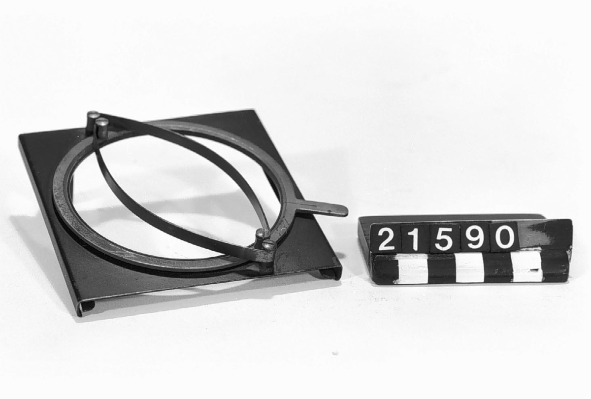 Hållare för gul-filter till kameraobjektiv med 50-80 mm yttre diameter, med variabel fästanordning av vridbar ring med två plattfjädrar.