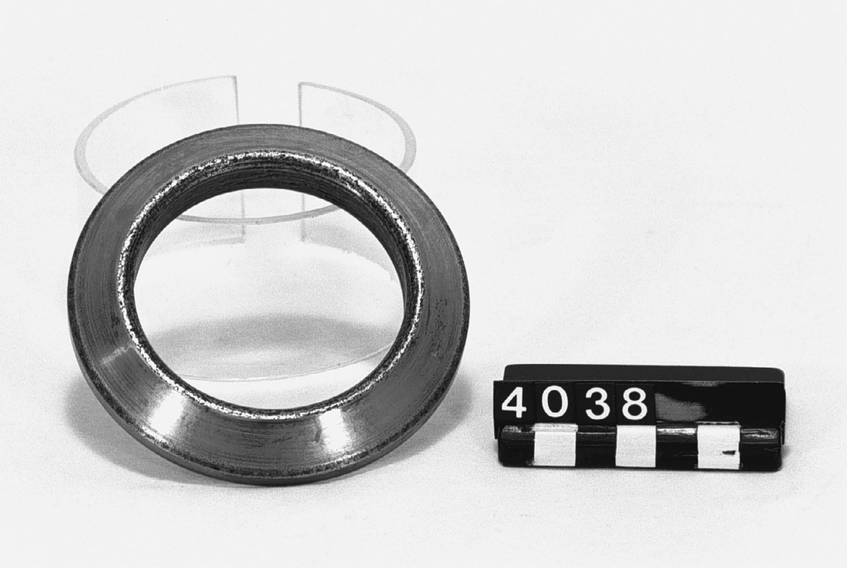 Sfärisk axiallagerbricka. Yttre diameter: 110 mm. Med en ränna för kulorna. Märkt: "713".