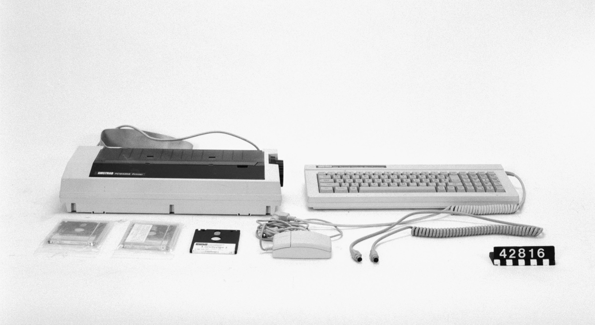 Datortillbehör av plast och metall, skrivare Printer Amstrad PCW8256. , tangentbord Amstrad 256 K Personal Computer, mus, 3 "Amsoft" disketter och anslutningssladd.
