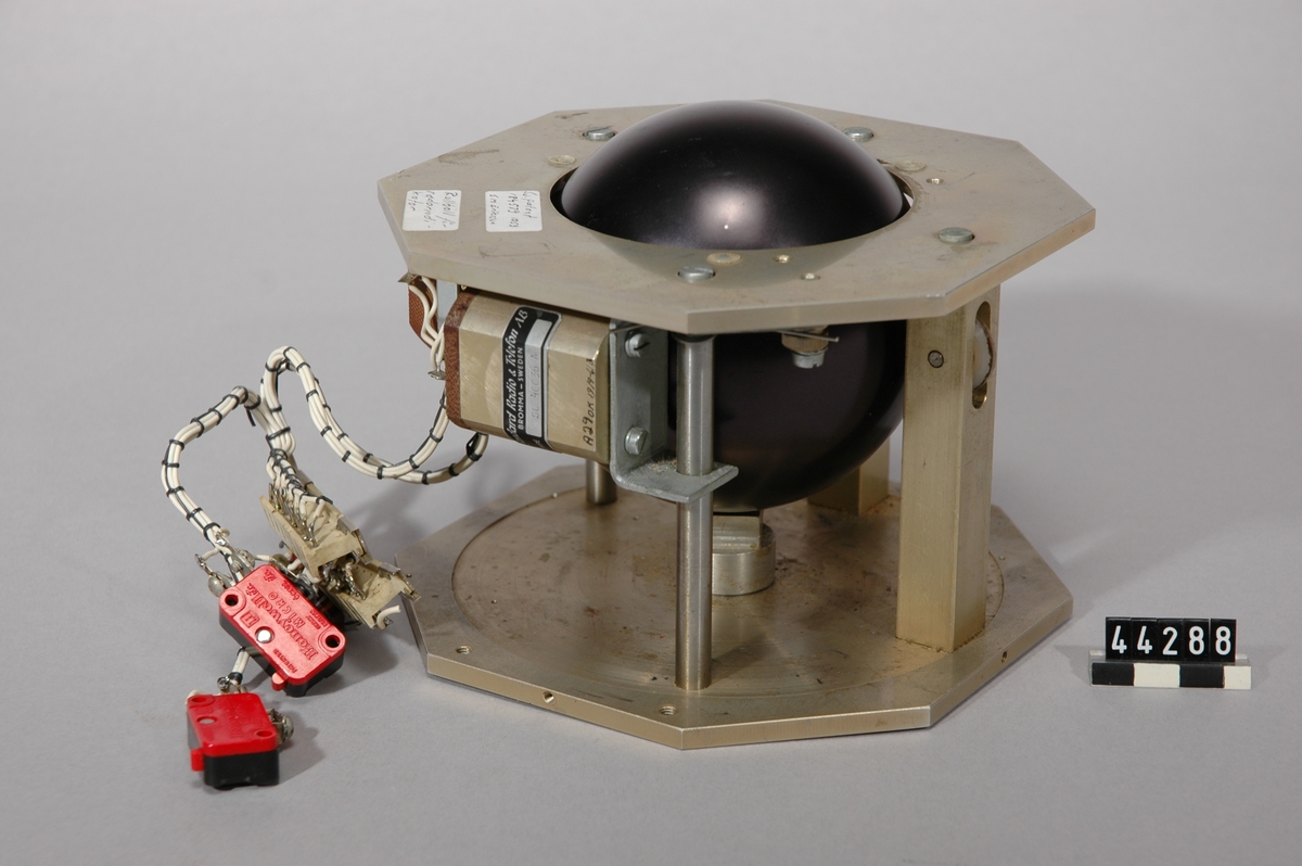 Prototyp av den första digitala styrkulan, som uppfanns av svensken Stig Martin Eriksson 1959 och användes i det svenska radarsystemet PS08.