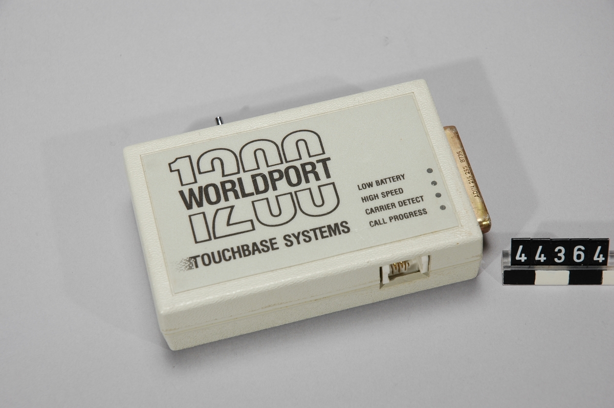 Hölje i vit plast. 15-pols D-sub (hona) i kortände. Nedfälld skylt på ovansidan med texten "WORLDPORT 1200" och "TOUCHBASE SYSTEMS" samt fyra statusindikatorer. Lucka för batteri (9 volt) samt skylt med tillverkningsinformation på undersida. Kontakt för anslutning till telefonlinje (RJ-11), omkopplare (2-läges miniswitch), 2,5 och 3,5 mm phonojack. Modemet ansluts direkt till datorns parallellport. Hastighet: 300/1200 baud.