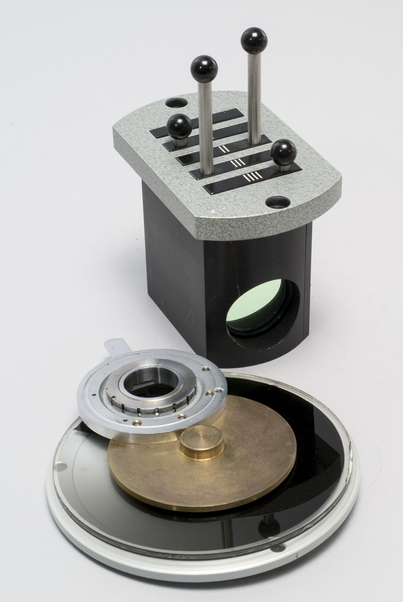 Zeiss ljusmikroskop med motoriserat objektbord.Tillhörande filterenhet för ljus, ej monterad på mikroskopet. Med platta av järn att använda som underlag.