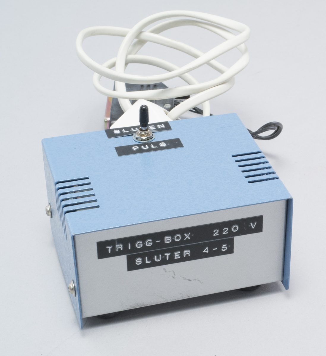 Box med slutande funktion för pinne 4-5, i blå apparatlåda. Kontakt med 25 pinnar. anslutning för 220 V.