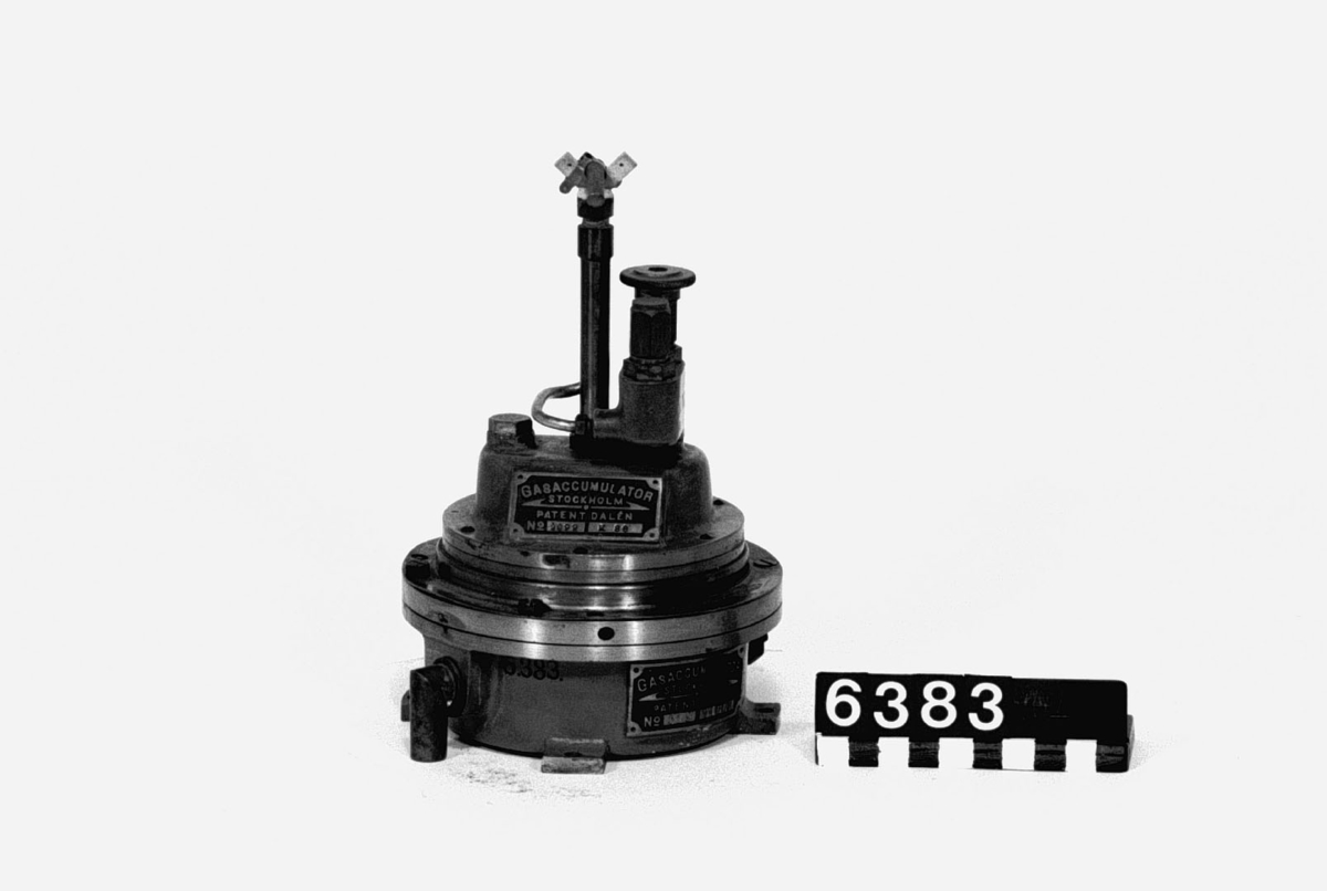 Klippljusapparat för acetylenbelysning i fyrar, G. Daléns patent, modern typ 1908. Skyltar: "Gasaccumulator# Stockholm# patent Dalén# N:o 2099 K 80" och "Gasaccumulator# Stockholm# patent Dalén# N:o 519 T 100".