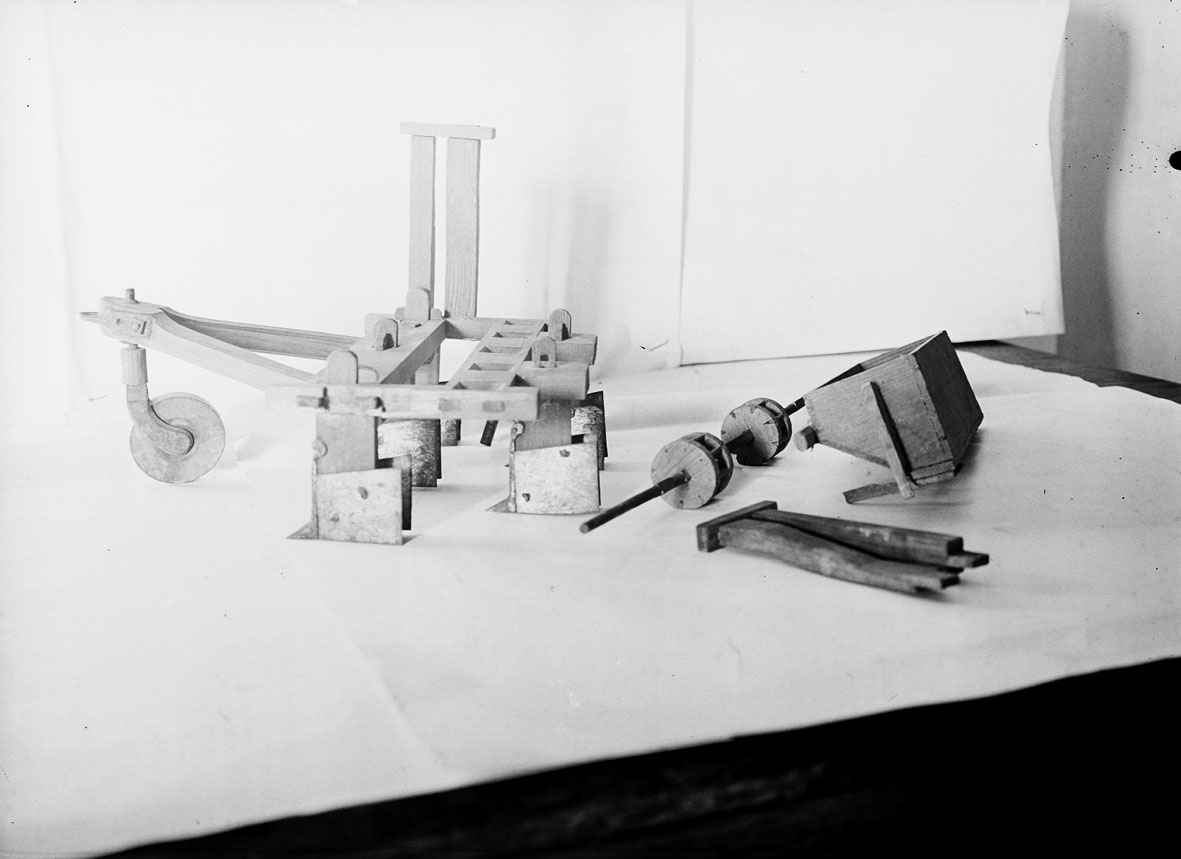 Modell av trä till såningsmaskin.