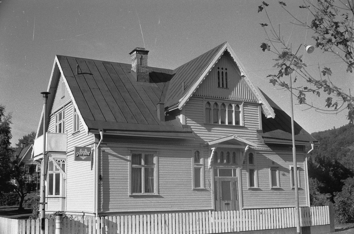 Ett bostadshus vid Drottninggatan i Huskvarna.  En skylt med texten "Garant" sitter på gaveln.