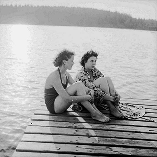 Badplats i Ställdalen, två kvinnor på bryggan.