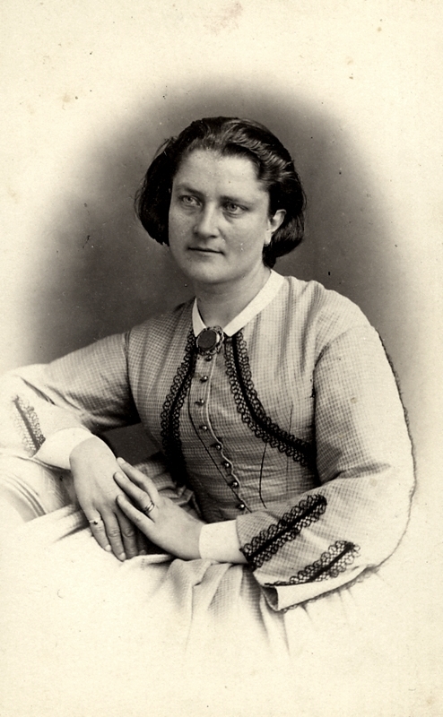 En kvinna.
Wilhelmina Lagerholms syster, Sofia Nikolina "Siffi" Ekström (1832-1903) gift med Albert Ekström, hovpredikant i Vingåker.