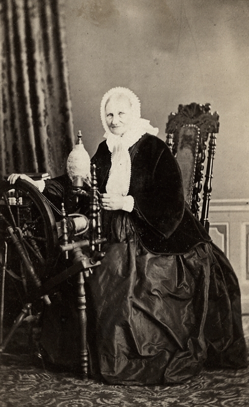 Spinning, en kvinna med spinnrock.
Anna Elisabeth (Ann Lisette) Lagerholm, född Ekman, Wilhelmina Lagerholms mor.