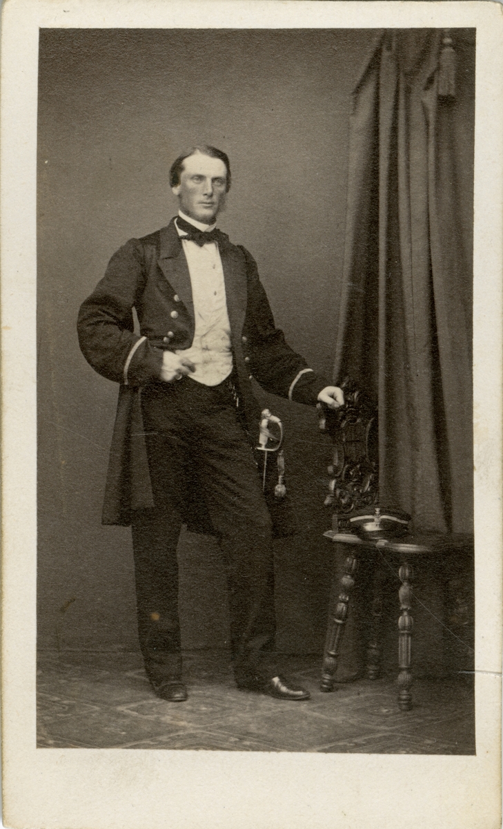 Porträtt av kapten Carl Leonhard Christiernin, baningeniör vid Väg och vattenbyggnadskåren.