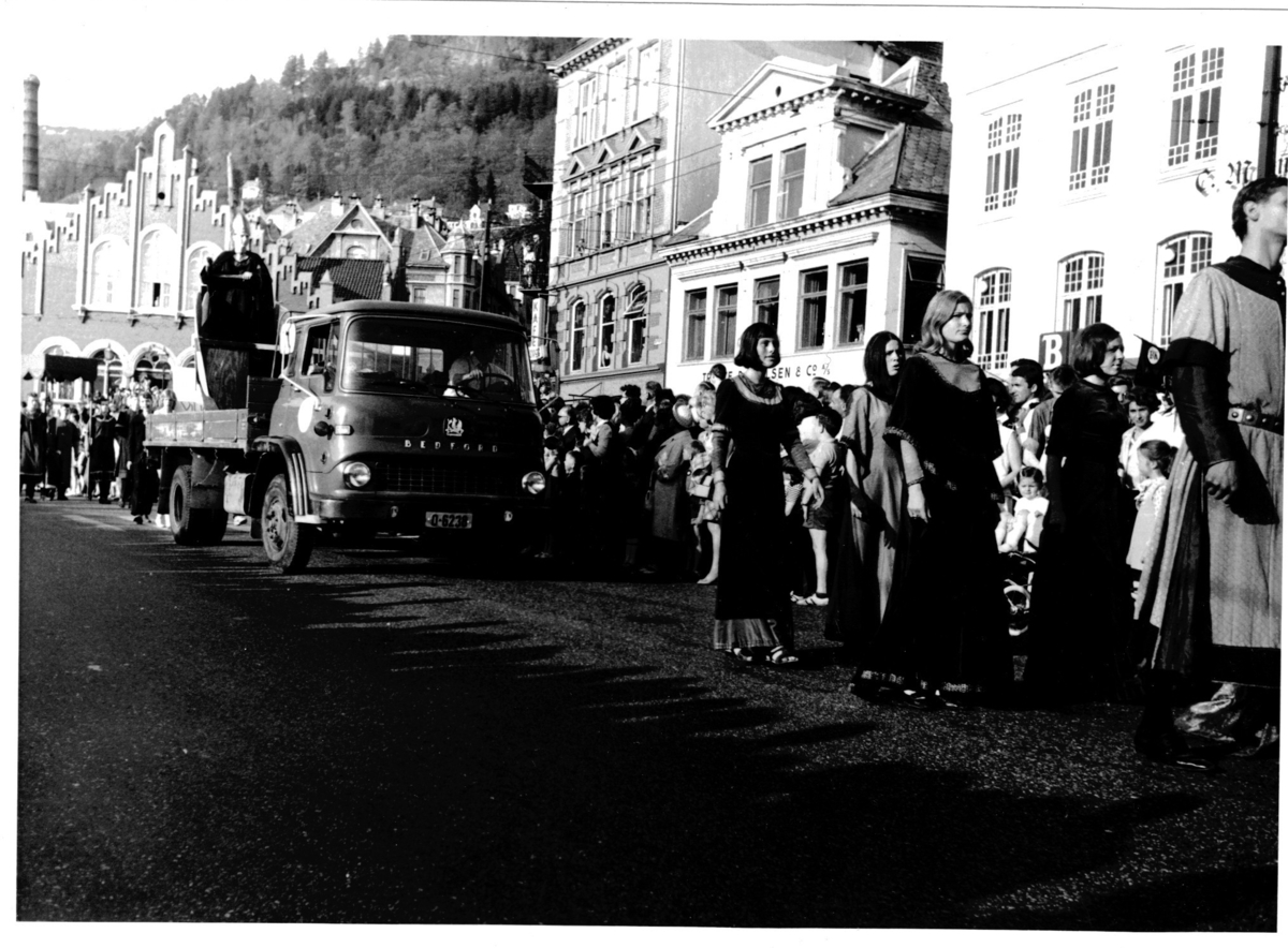 Parade med historiske kostymer under byjubileumet i Bergen