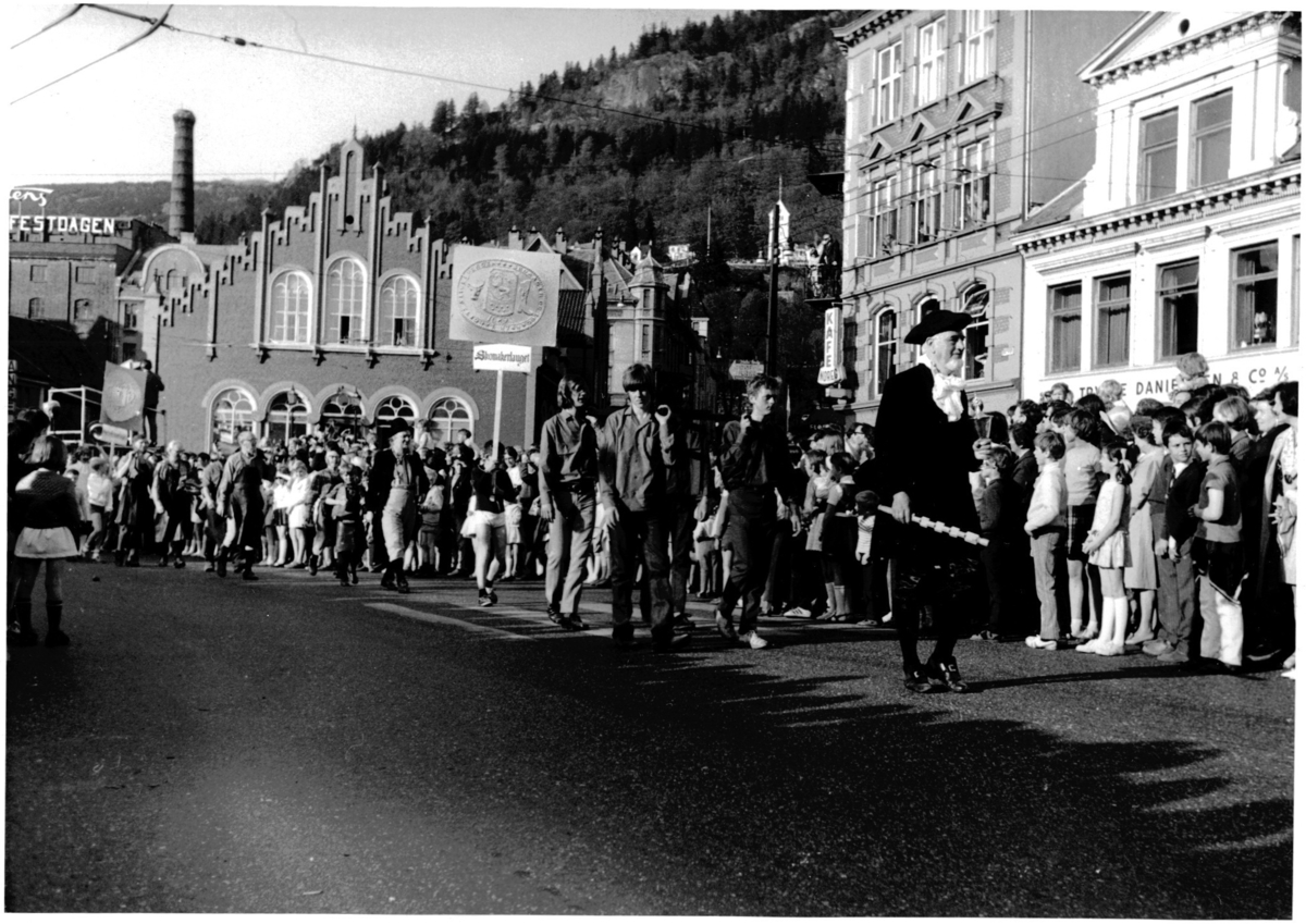 Parade med historiske kostymer under byjubileumet i Bergen