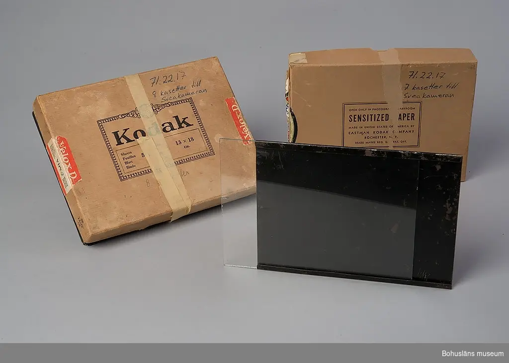 Kamera av fabrikat Hasselblad.
Svea kamera med 15 kassetter för glasplåtar. Kassetterna ligger i två papplådor om 7 respektive 8 kassetter. 18,0 x 13,4 x 3,1 cm repektive 19,5 x 14,5 x 3,4 cm. Lådorna anger att det är Eastman Kodak Company som har tillverkat kassetterna. Lådan med 8 kassetter är omlindad med en 1,5 cm bred tejp (frystejp-liknande).

Föremålet ingår i fotograf Ingeborg Enanders ateljéutrustning i fotoateljén i Stenungsund. För ytterligare uppgifter om förvärvet, se UM71.22.001