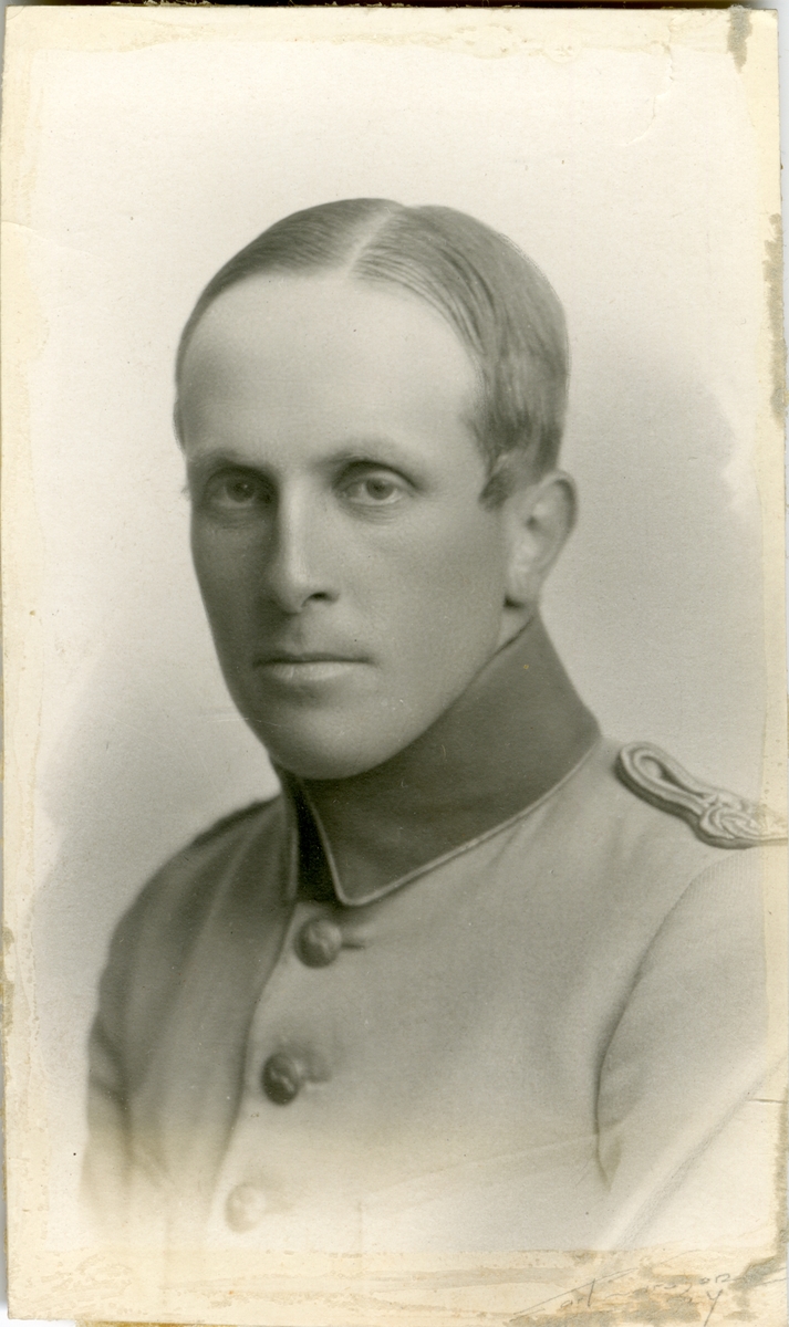 Porträtt av Nils Gustaf Bertil Dybeck, kapten vid Hälsinge regemente I 14.