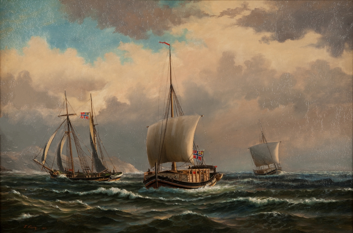 Marin med tre segelfartyg, varav två länsande råsegeljakter och en toppsegelskonert, utanför klippigt kustparti. I förgrunden odäckad råsegelsjakt med inbyggd kista av bräder (för torrfisk).