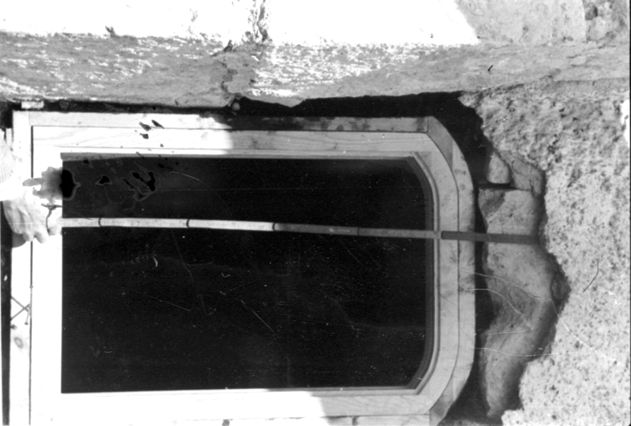 Östra Gerum. Absidens sydfönster. Ny båge 1952. Obs. att överdelen av ett medeltida fönster sitter i läge ovan bågen. Långhusets sydöstra hörn.