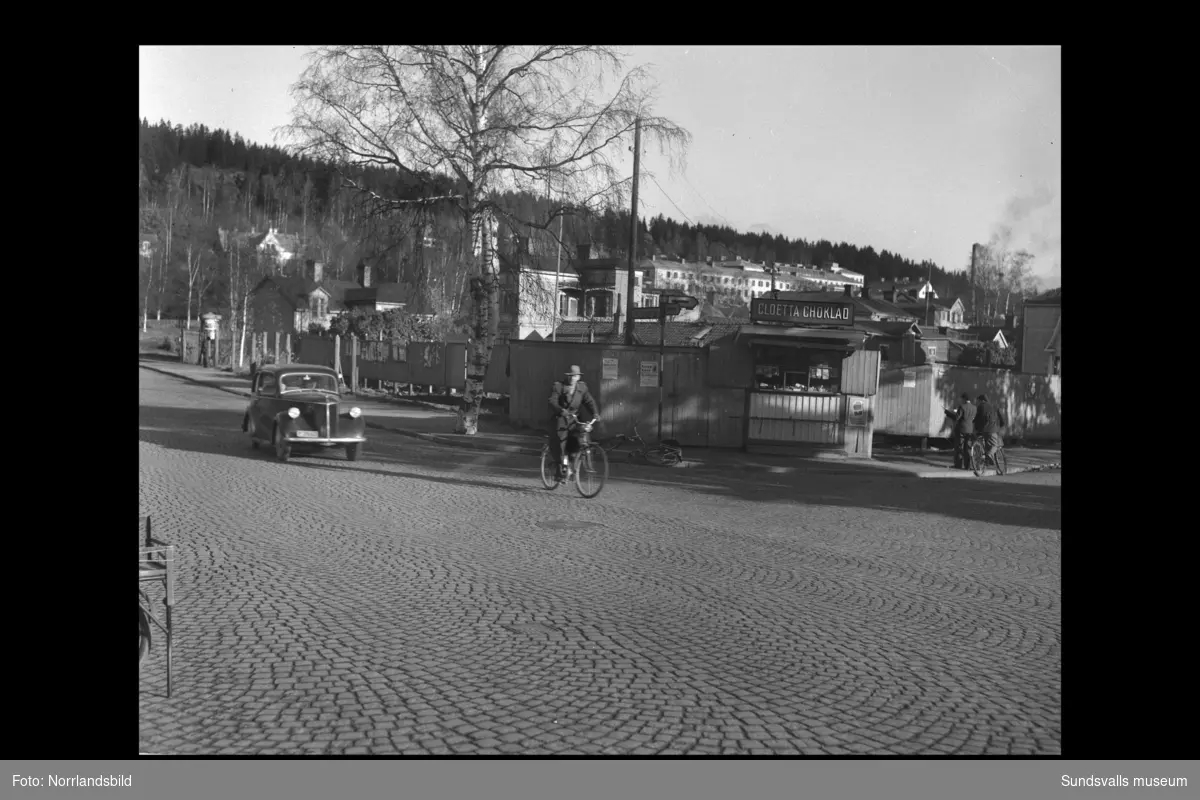Två bilder från västra delen av gamla Norrmalm. Ett plank håller på att flyttas in en bit för att förbättra sikten för trafikanterna.