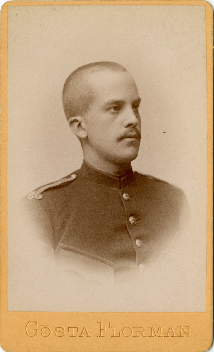 Porträtt av Georg Mathias Baeckström, intendent vid Intendenturkåren.
Se även bild AMA.0006996.