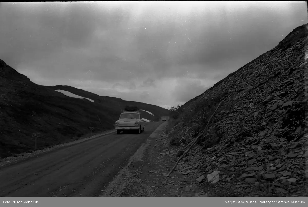 To biler på vei ned en dal. Ukjent sted 1966.