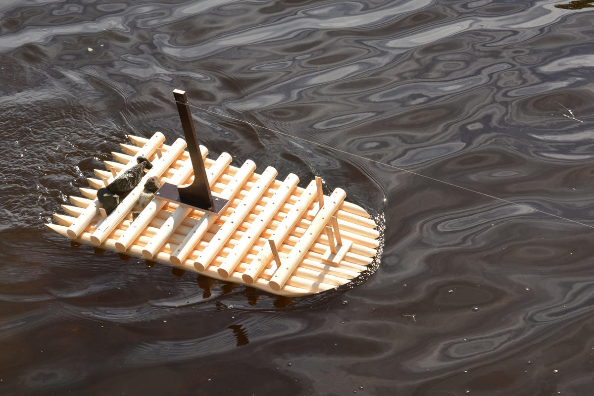 Litt testing underveis, med fiskestang i elva. (Foto/Photo)
